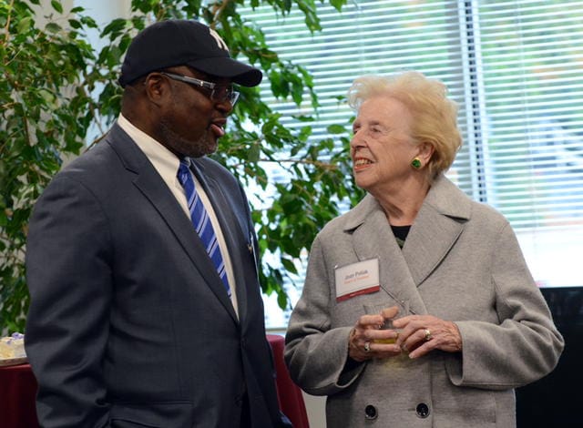 Dr. William C. Bell, presidente y director ejecutivo, y la fideicomisaria Joan Poliak.