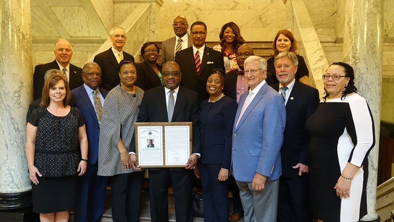 El presidente y director ejecutivo de Casey Family Programs, el Dr. William C. Bell, y la legislatura de Misisipi.