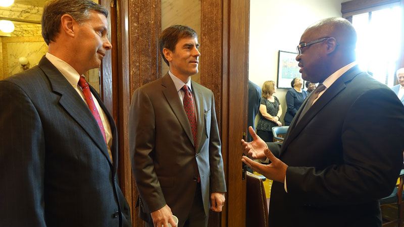 Dr. William C. Bell con miembros de la legislatura.
