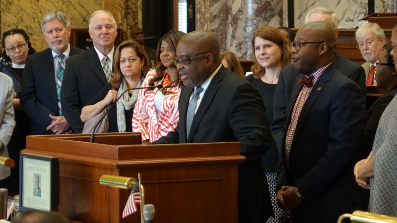 El Dr. William C. Bell se dirige a la legislatura de Misisipi.