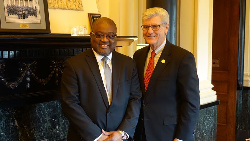 El presidente y director ejecutivo de Casey Family Programs, el Dr. William C. Bell, y el gobernador de Misisipi, Phil Bryant.