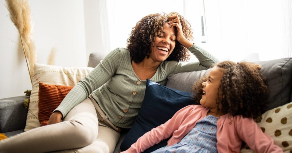¿Cómo apoya la Iniciativa de Crianza con Calidad las infancias saludables y la coparentalidad con las familias biológicas?