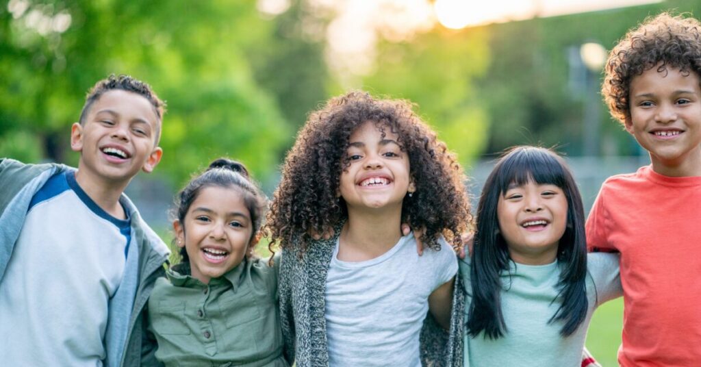 ¿Cuáles son algunos ejemplos de intercambio de información en tiempo real entre la protección infantil y las fuerzas del orden?