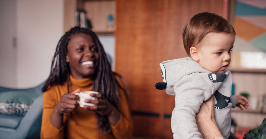 ¿Cómo reclutan, capacitan y supervisan los programas de socios para padres a aquellos padres con experiencia vivida?