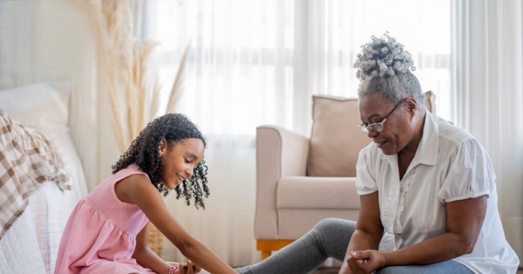 ¿Qué es la Ley de Todos los Estudiantes Triunfan (Every Student Succeeds Act) y cómo afecta la estabilidad escolar a los niños en cuidado temporal (foster care)?