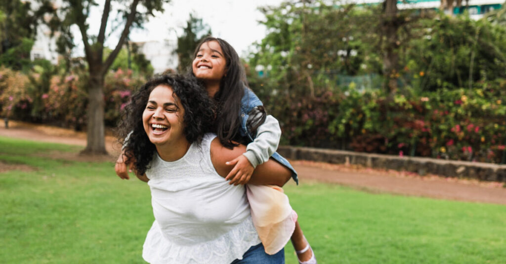 ¿Cómo pueden las agencias de protección infantil apoyar a los niños que pasan tiempo con sus padres encarcelados?