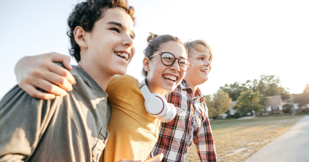 ¿Cómo promueve la colaboración entre Bravehearts y The Children’s Village un liderazgo juvenil auténtico?