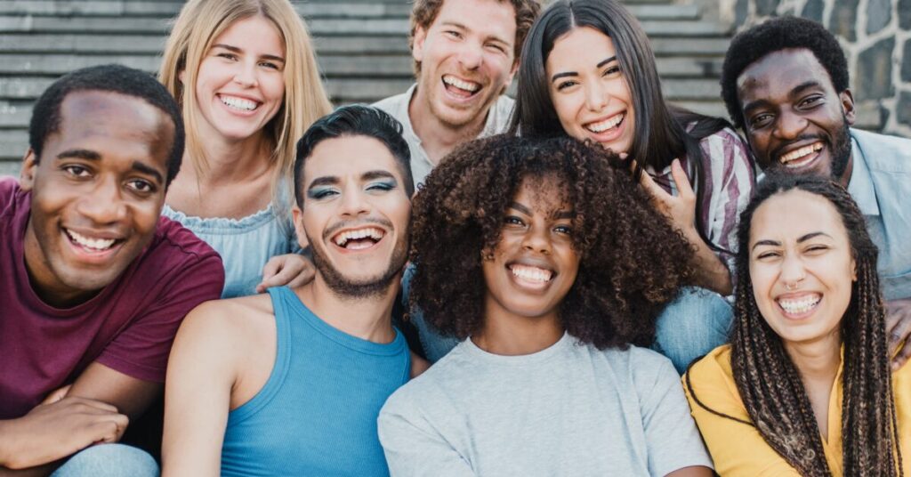 ¿Cómo experimentan el apoyo social los jóvenes LGBTQ+ y los jóvenes de color después de salir del sistema de cuidado de crianza?