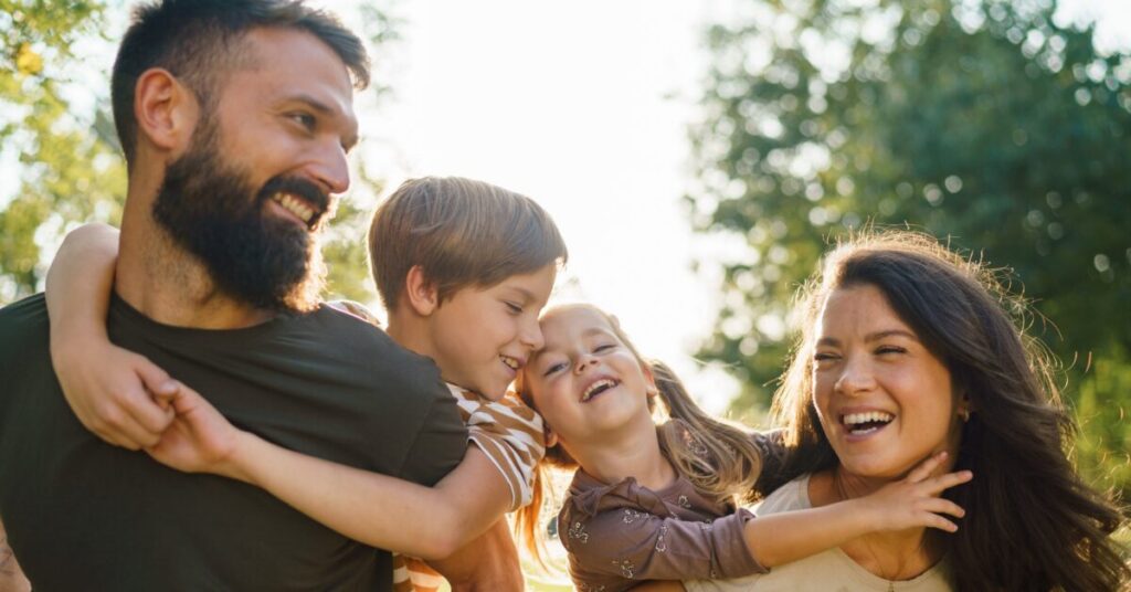¿Cuáles son los elementos clave para sostener, expandir y difundir los programas de padres asociados?