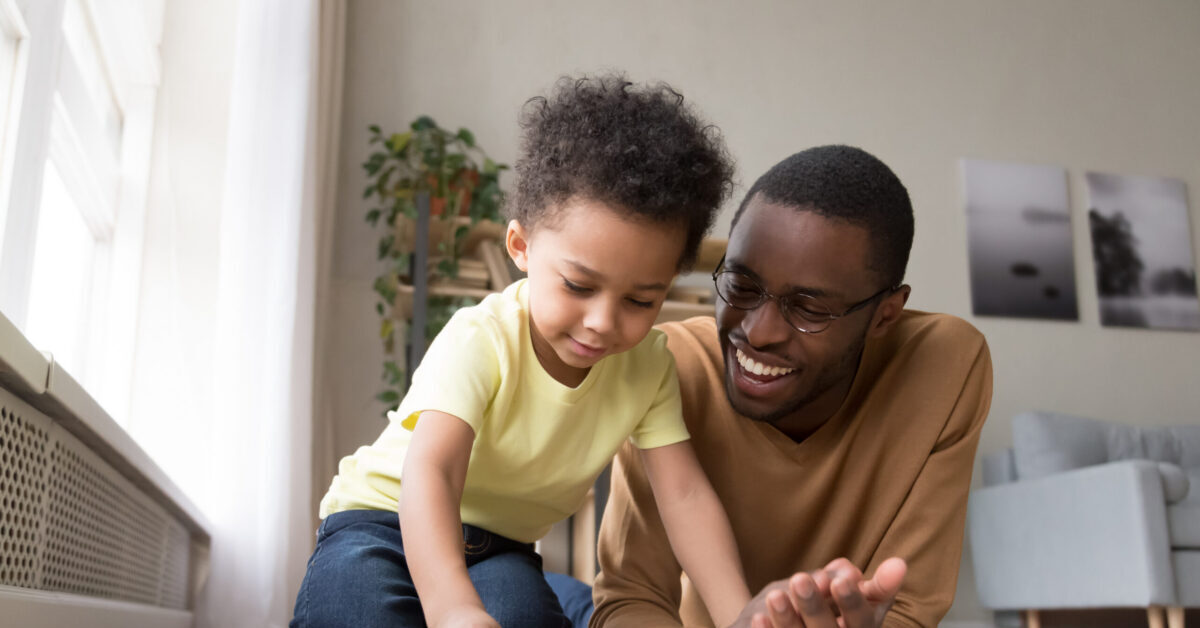 ¿Cuáles son algunas estrategias para implicar a los padres en el bienestar infantil?