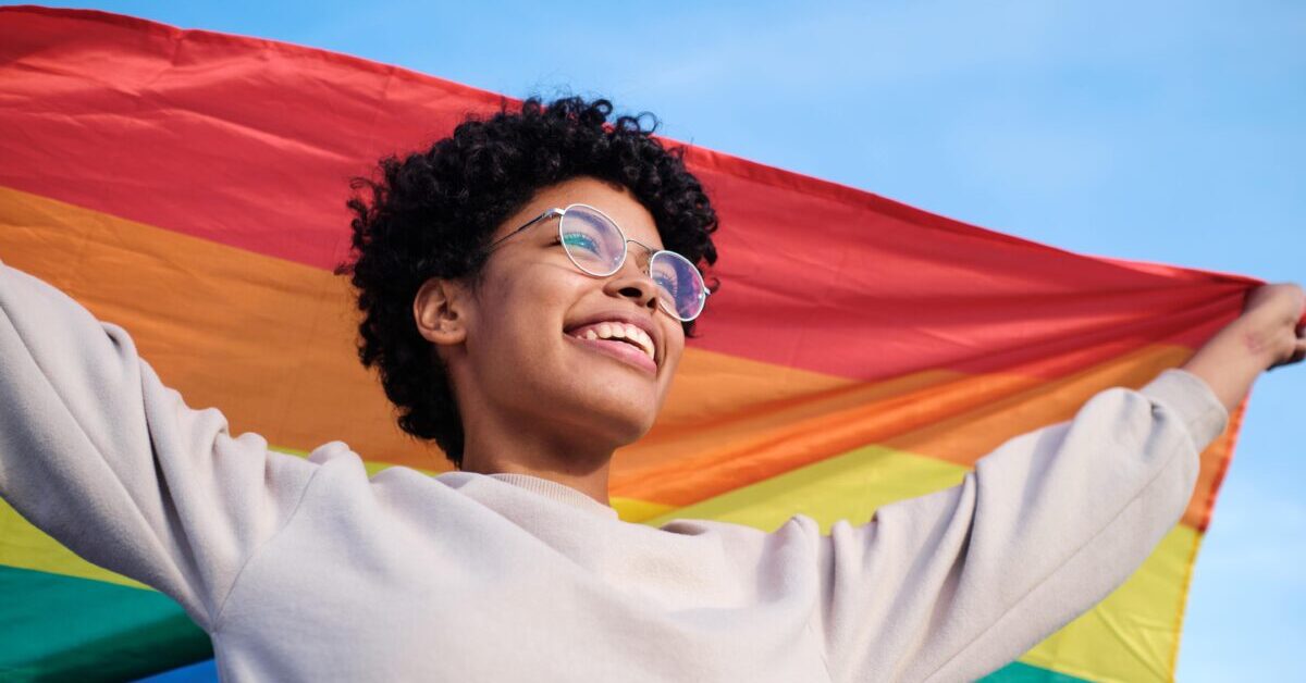 Resumen de investigación sobre intervenciones que han demostrado ser eficaces con niños y familias de color y personas LGBTQ2SI+ que pueden recibir servicios con fondos de Family First (Segunda edición)