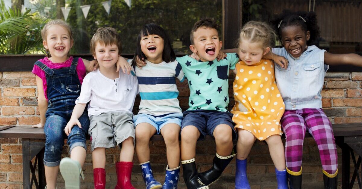 ¿Cuáles son algunas herramientas de evaluación y detección que ayudan a apoyar el bienestar de los niños?