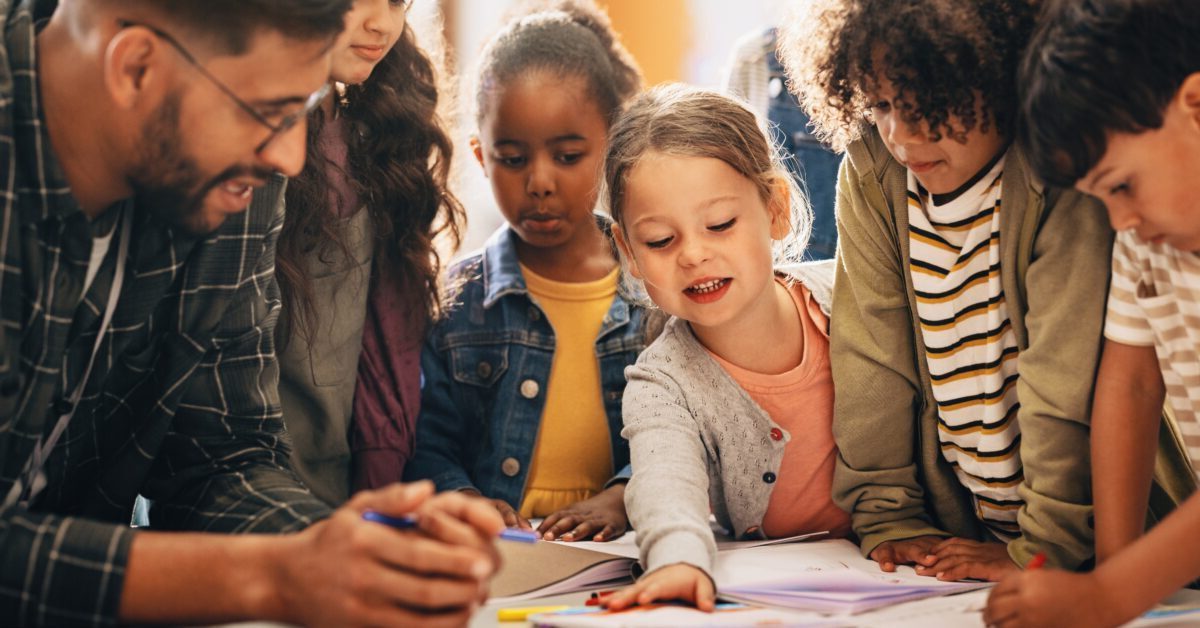 ¿Cómo ayudan las líneas de ayuda a los niños y las familias?