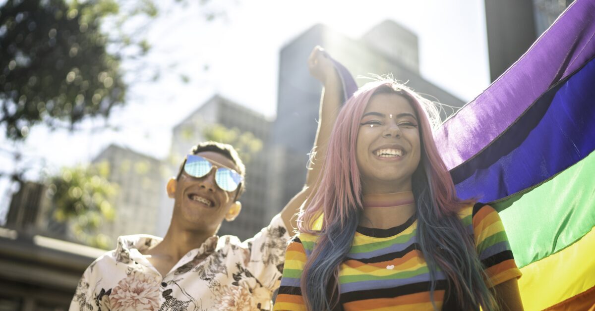 Grupo de amigos disfrutando del desfile LGBTQI