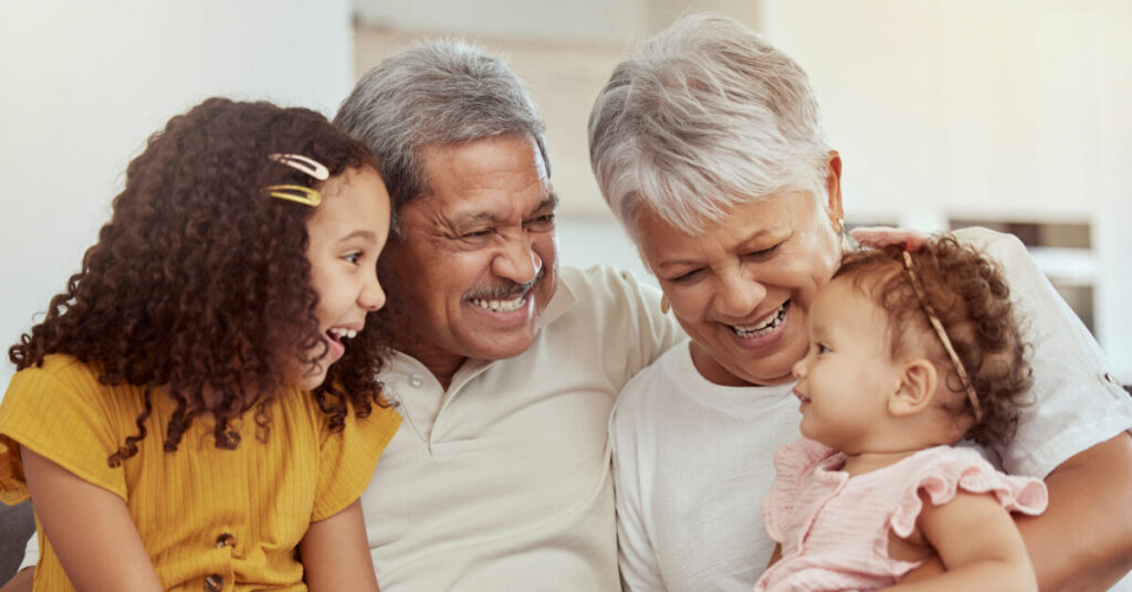 ¿Cómo se han simplificado los requisitos de estudio en el hogar y de licencia para los cuidadores familiares?