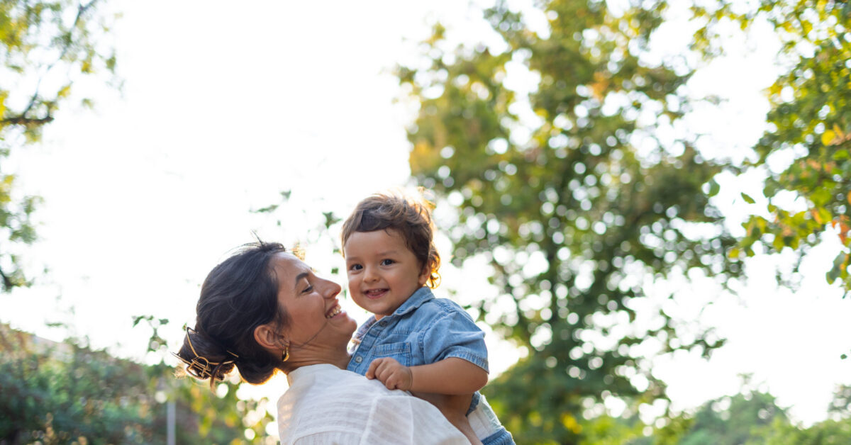 ¿Cómo se han asociado las agencias de protección infantil con organizaciones basadas en la fe para apoyar a las familias?
